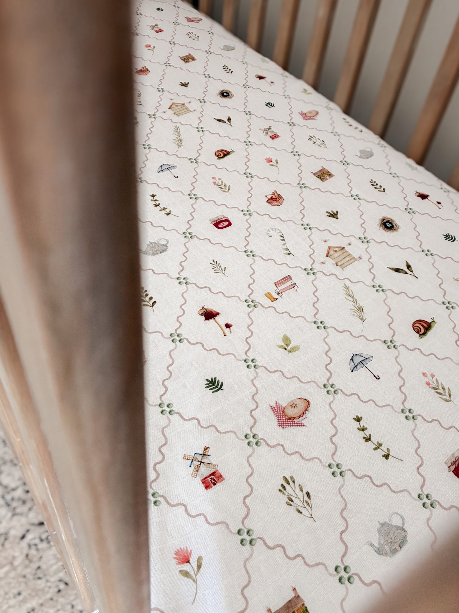 Cot sheet with a windmill 